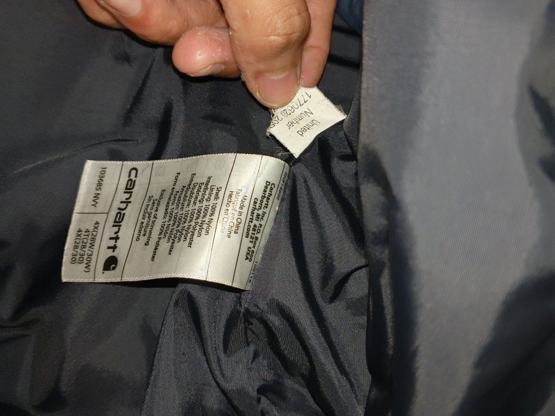 CARHARTT PUFFER VEST (Category: Activewear) located in Manila. Submitted by wesleycomad21 (Listing ID 1433106874, Image 2). Description: CARHARTT PUFFER VEST NO ISSUE NEED WASH.
