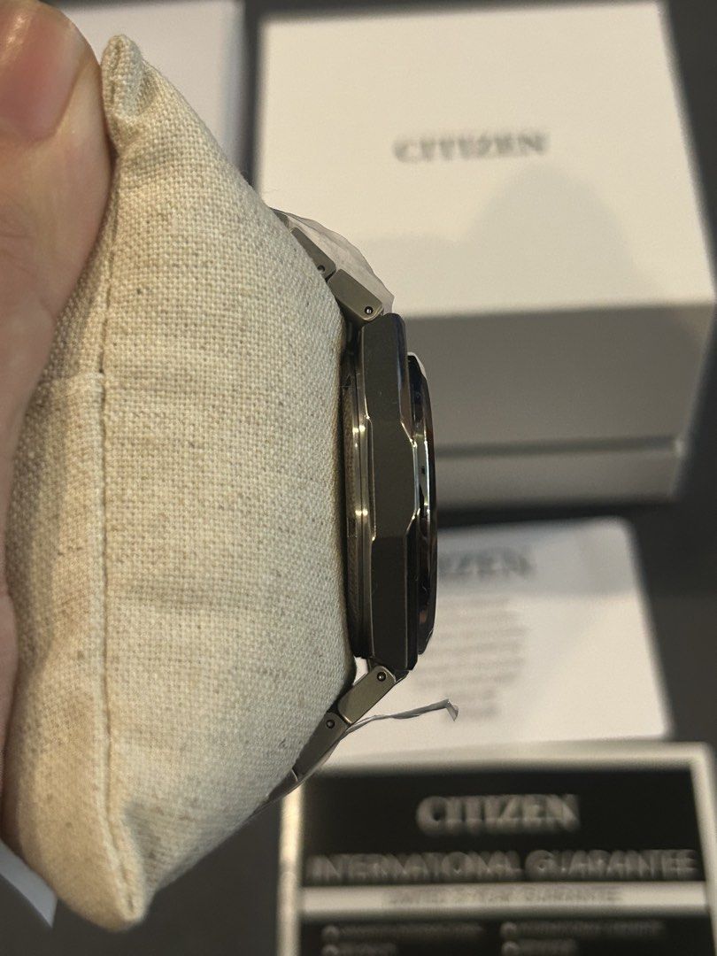 Citizen Zenshin Eco-Drive Super Titanium Watch (Category: Men's Watches) located in Manila. Submitted by johnpaulc41844 (Listing ID 1433009922, Image 3). Description: - Citizen Eco-Drive Titanium watch - Stunning green dial - Titanium bracelet and case - Brand new with tags - Includes original box, warranty card, and instruction manual - Displays day and date Loc: Marikina City.