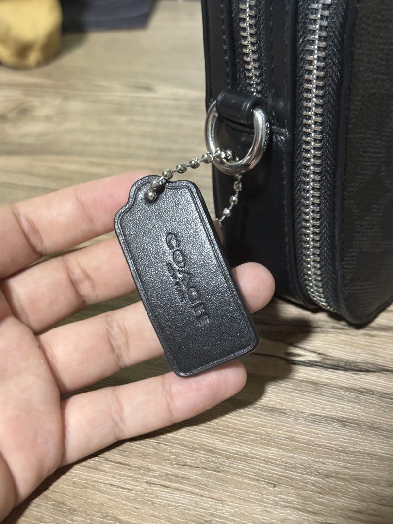 Coach charter 19 signature canvass (Category: Luxury Bags & Wallets) located in Imus. Submitted by proj647 (Listing ID 1433027338, Image 2). Description: Coach charter 19 signature canvass Used several times pinang travel overseas 9/10 condition no issue. No box.