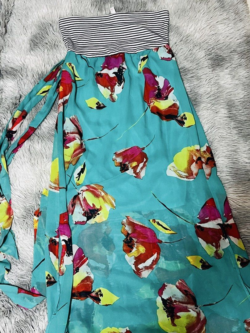 Floral Strapless Maxi Summer Dress (Category: Dresses) located in Roxas. Submitted by lacerna_wears (Listing ID 1433023805, Image 2). Description: - Strapless maxi dress - Eye-catching floral print (red, yellow, pink) on a turquoise background - Stylish black and white striped band - Includes a tie - Made of lightweight, flowy material - Ideal for warm weather.