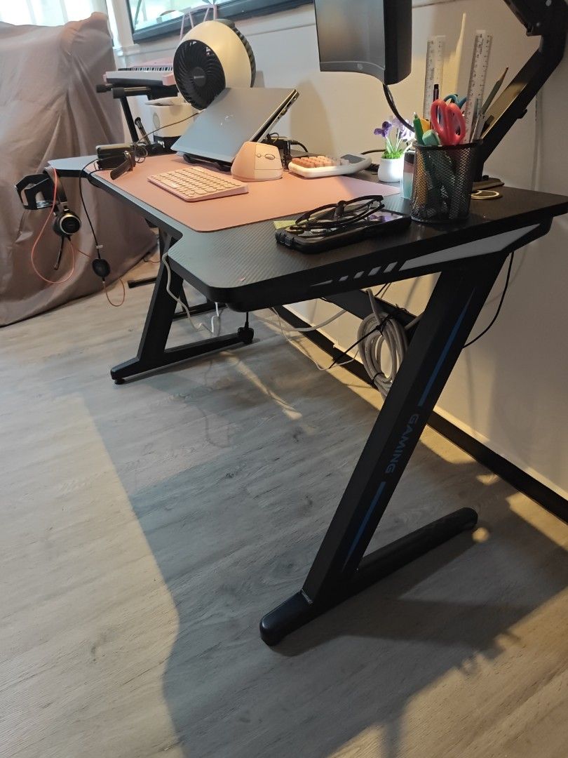 Gaming Desk436882799141201920