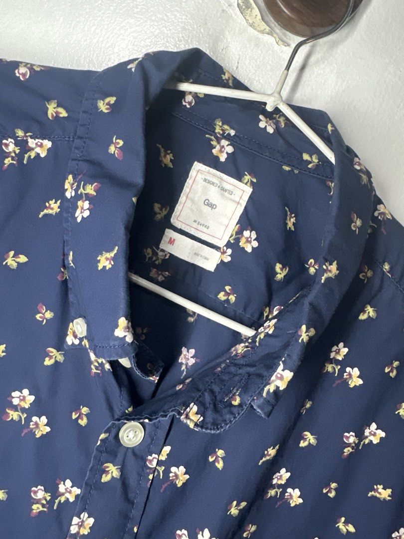 Gap Floral Print Long Sleeve Shirt - Medium (Category: Tshirts & Polo Shirts ) located in Batangas. Submitted by jim2621 (Listing ID 1433040626, Image 2). Description: - Gap navy blue long sleeve shirt - Delicate floral print - Button-down closure - Chest pocket - Buttoned cuffs - Size: Medium - Casual wear.