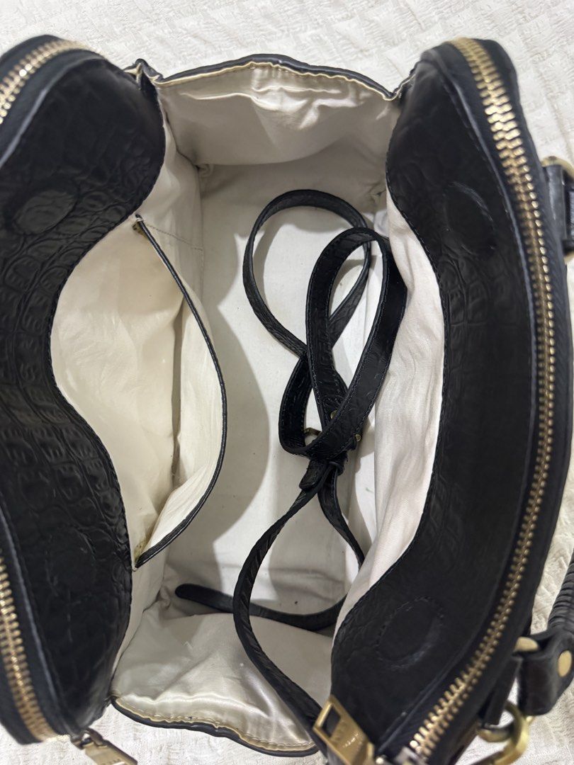 Genuine Leather Vanessa Black Croc-Embossed Handbag (Category: Luxury Bags & Wallets) located in Pasig City. Submitted by swiftwhale.3e81de (Listing ID 1433178670, Image 3). Description: - Vanessa black handbag - Croc-embossed design - Top handle and detachable shoulder strap - Front pocket - Gold-toned hardware - Light-colored interior lining - Multiple compartments - Visible top zipper closure - "Vanessa" brand displayed - Original Price: 10,95