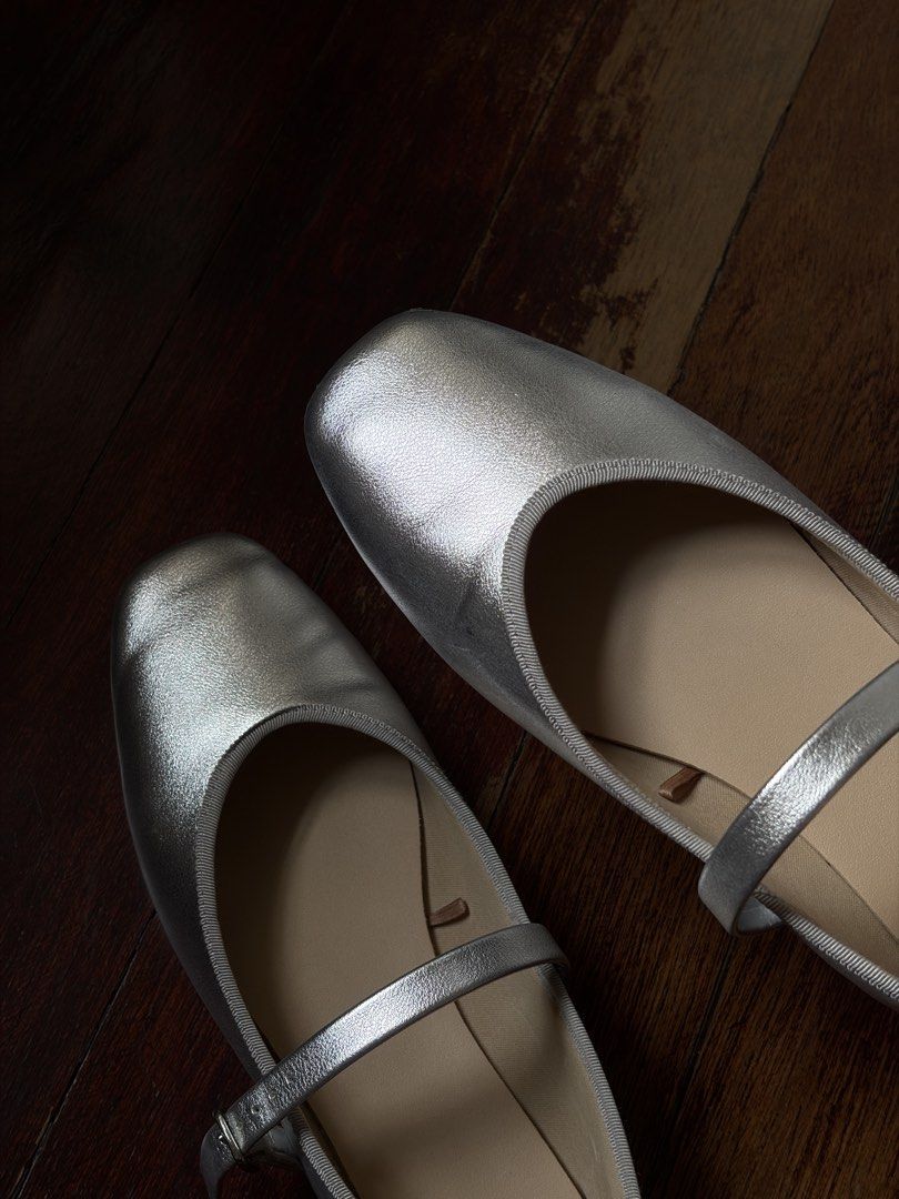 GU Silver Mary Jane Flats (XL) (Category: Flats & Sandals) located in Quezon City. Submitted by c_gm125 (Listing ID 1433038588, Image 2). Description: selling my pair of silver mary jane flats from gu! got this in japan and only used twice. only has some slight creases on the corner but not super noticeable :) size is XL and EU 39/US 8, but it fits EU 40/US 9 (my actual size) and is wide feet friendly. price slightly negotiable for sure buyers! R