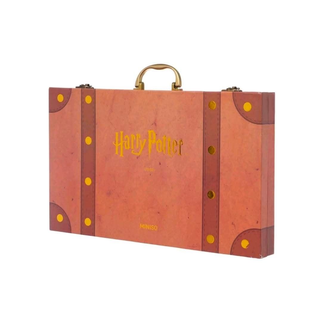 Harry Potter Deluxe Art Set by Miniso (Category: Stationery & School Supplies) located in Mandaluyong City. Submitted by kendykeyn (Listing ID 1433067950, Image 3). Description: Brand new but not sealed na in plastic - Harry Potter art set in a suitcase-style box - Includes: - Colored pencils - Markers - Platform 9 3/4 booklet - London Hogwarts card - Features the Harry Potter logo and Hogwarts crest.