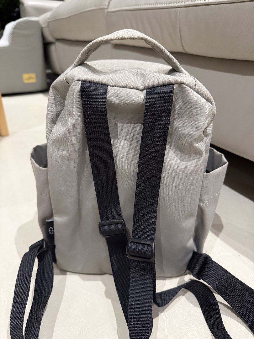 Hellolulu backpack (Category: Backpacks) located in Singapore. Submitted by colortv (Listing ID 1366639740, Image 6). Description: .