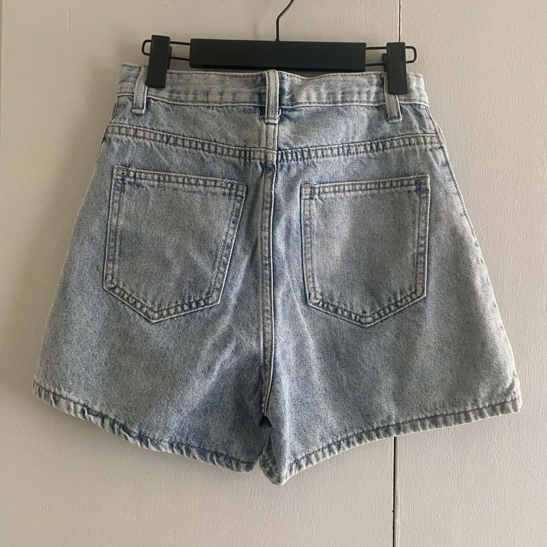 Highwaist Light Denim Shorts Cleancut (Category: Shorts) located in Manila. Submitted by cznclae (Listing ID 1433080129, Image 2). Description: best fit for size 26 Length: ❔issue: sf mm 60 & luzon 98 pesos if not rush via jnt 🗓️ check bio for next shipment sched PLEASE READ! ❗️PAYMENT FIRST via g/cash or Pabili service 🛒how to buy? make an offer, then send details for SF quotation feel free to ask q's. bump your message if in rush. 𝙧𝙚𝙖𝙙 𝙗