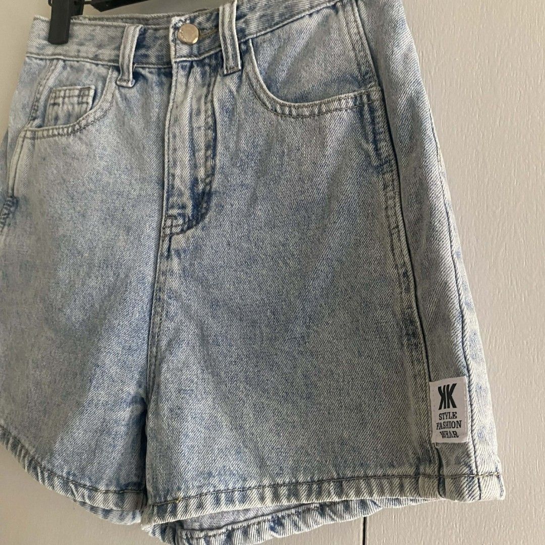 Highwaist Light Denim Shorts Cleancut (Category: Shorts) located in Manila. Submitted by cznclae (Listing ID 1433080129, Image 3). Description: best fit for size 26 Length: ❔issue: sf mm 60 & luzon 98 pesos if not rush via jnt 🗓️ check bio for next shipment sched PLEASE READ! ❗️PAYMENT FIRST via g/cash or Pabili service 🛒how to buy? make an offer, then send details for SF quotation feel free to ask q's. bump your message if in rush. 𝙧𝙚𝙖𝙙 𝙗