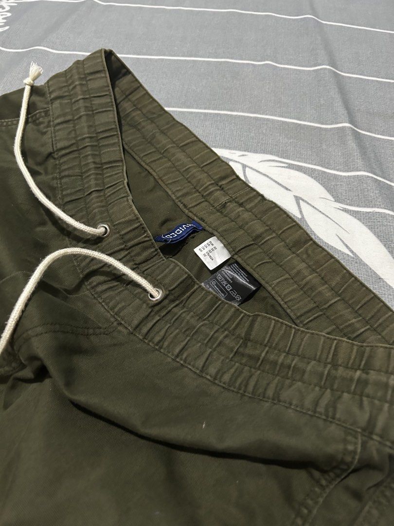 H&M Green Jogger Pants (Category: Joggers) located in Imus. Submitted by Jdavid (Listing ID 1433120450, Image 2). Description: - H&M green jogger pants - Drawstring waist - Zipper details at ankles - fits 33waist to 36 waist - 43 inches length .