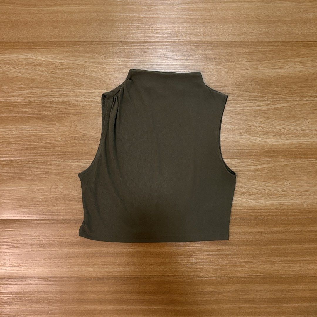 H&M Top (Category: Sleeveless) located in Baguio. Submitted by alwaysdeclutter1ng (Listing ID 1433007811, Image 1). Description: .