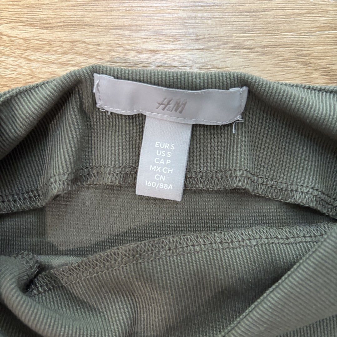 H&M Top (Category: Sleeveless) located in Baguio. Submitted by alwaysdeclutter1ng (Listing ID 1433007811, Image 2). Description: .