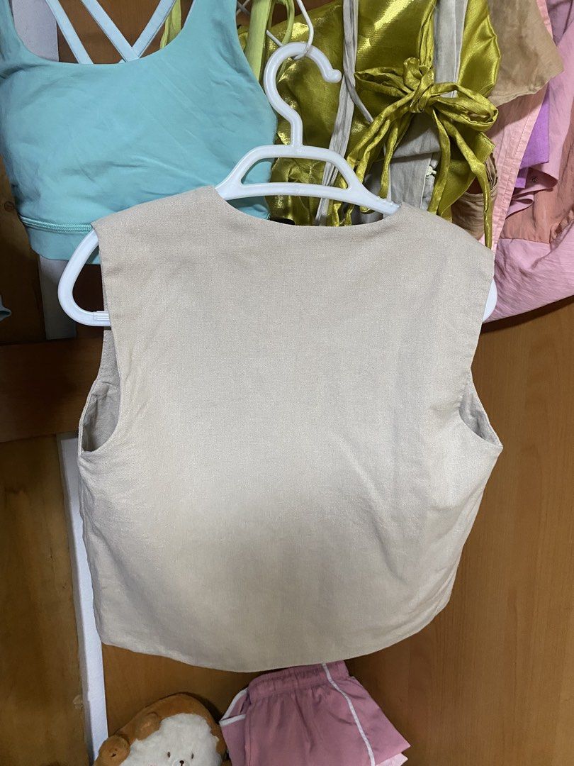 laya mnl linen top in oats (Category: Blouses) located in Manila. Submitted by shopmyclosetdiaries (Listing ID 1433061944, Image 3). Description: rfs: just had it washed but never got to wear pa size on tag medium .