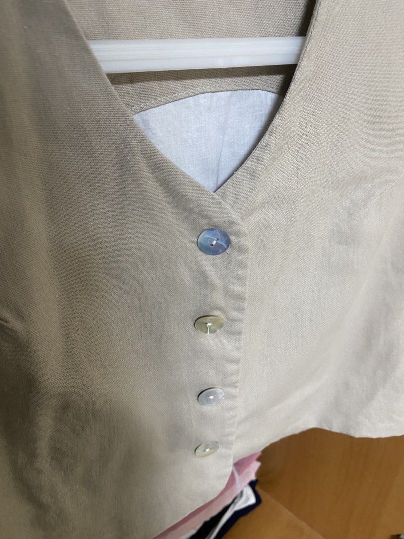 laya mnl linen top in oats (Category: Blouses) located in Manila. Submitted by shopmyclosetdiaries (Listing ID 1433061944, Image 2). Description: rfs: just had it washed but never got to wear pa size on tag medium .