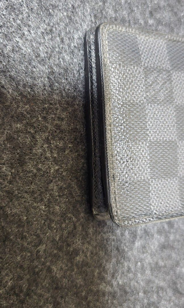 Louis Vuitton Damier Graphite canvas wallet (Category: Luxury Bags & Wallets) located in Quezon City. Submitted by bruhafromthenorth (Listing ID 1433186517, Image 3). Description: Louis Vuitton Damier Graphite canvas wallet Authetic/Original - LV Greenbelt.