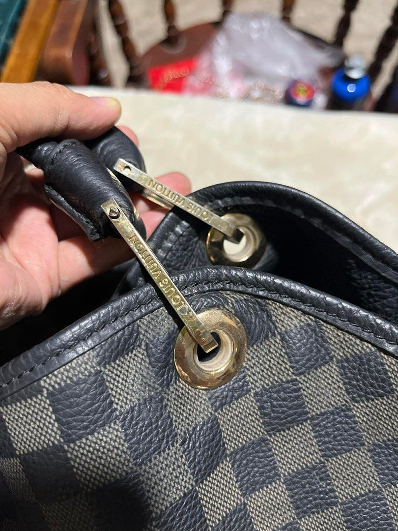 Louis Vuitton Damier Graphite shoulder bag (Category: Ear Care) located in Mandaue City. Submitted by chuchi152615 (Listing ID 1433190541, Image 3). Description: .