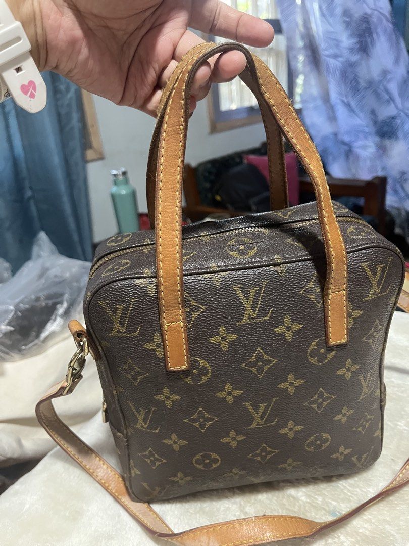 Louis Vuitton Monogram Square Handbag (Category: Ear Care) located in Mandaue City. Submitted by chuchi152615 (Listing ID 1433057697, Image 3). Description: - Authentic Louis Vuitton handbag - Classic Monogram canvas - Square shape - Top handles and detachable shoulder strap - Secure zip closure - Spacious interior - Leather trim with signs of wear - Features Louis Vuitton logo.