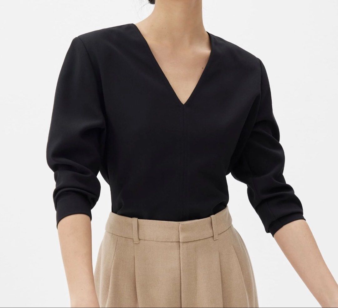 Love, Bonito Black V-Neck Top (Category: Sleeveless) located in Mandaluyong City. Submitted by raqsnunez (Listing ID 1433017570, Image 1). Description: - Moon Shoulder Padded V-neck Top - Size: LB XS (US 2, UK 6) - Fitted silhouette - Convenient back zipper closure.