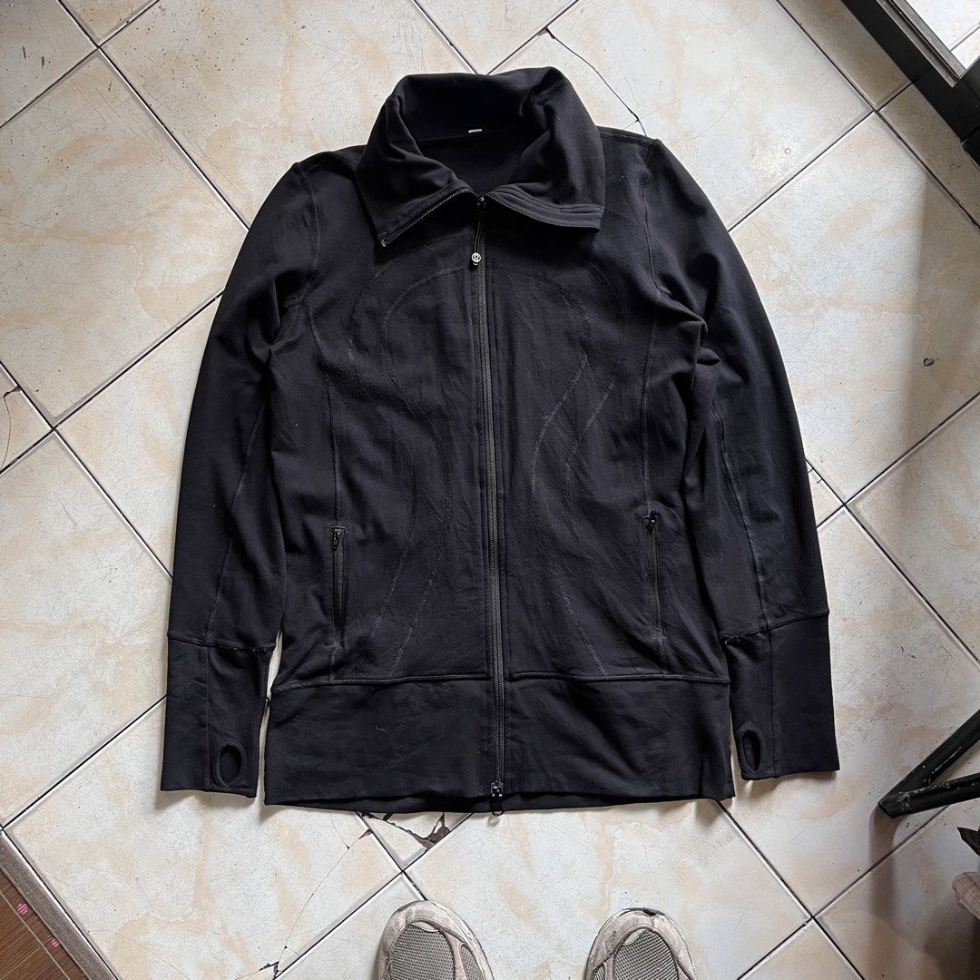 Lululemon Avtivewear Zipdown jacket (Category: Activewear) located in San Jose del Monte. Submitted by afrodrygoods (Listing ID 1433060648, Image 1). Description: Lululemon zip down stetch jacket Sobrang ganda soutin super light weight and quality feel sz10 on tag tag was cut off.