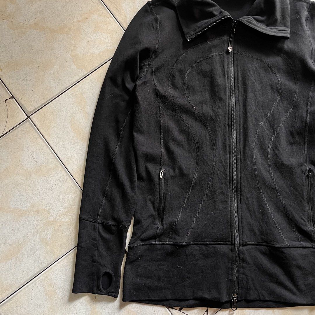Lululemon Avtivewear Zipdown jacket (Category: Activewear) located in San Jose del Monte. Submitted by afrodrygoods (Listing ID 1433060648, Image 3). Description: Lululemon zip down stetch jacket Sobrang ganda soutin super light weight and quality feel sz10 on tag tag was cut off.