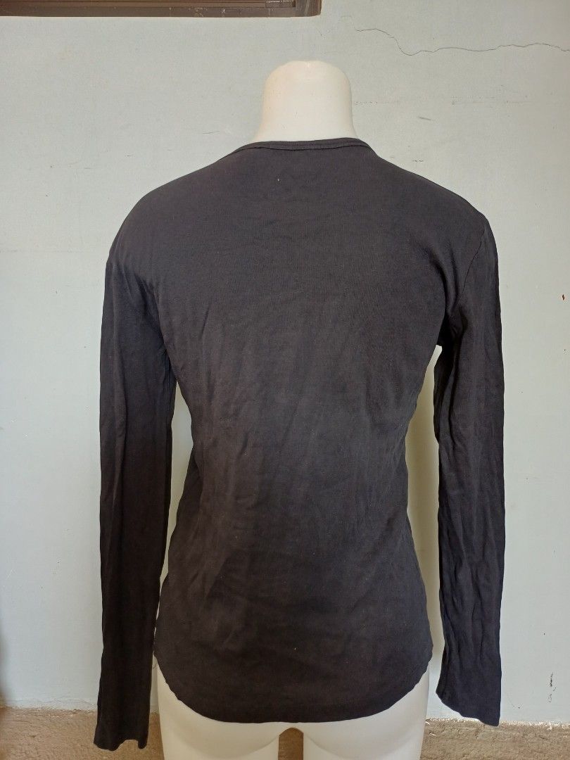 Mango Basics Long Sleeve Shirt - Black - XL (Category: Longsleeves) located in Calasiao. Submitted by mamadang (Listing ID 1433049827, Image 2). Description: - Mango Basics long sleeve shirt - Color: Black - Size: XL - Design: Round neck with gold Mango logo - Made in Vietnam.