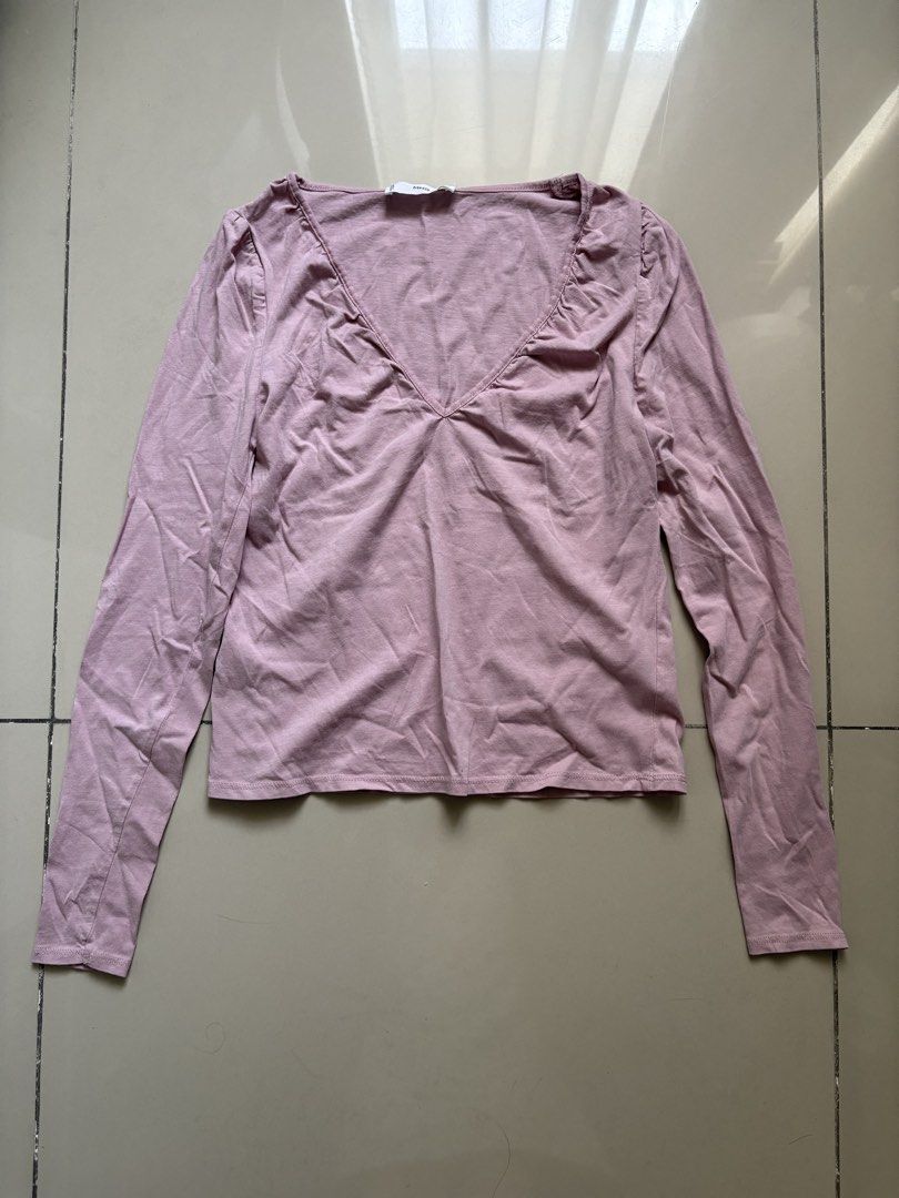 Mango Long Sleeve Top (Category: Blouses) located in Quezon City. Submitted by issa1221 (Listing ID 1433097620, Image 1). Description: - MNG long-sleeved top - Size: S - Color: Light Pink - Features a flattering V-neck - Simple and elegant design.