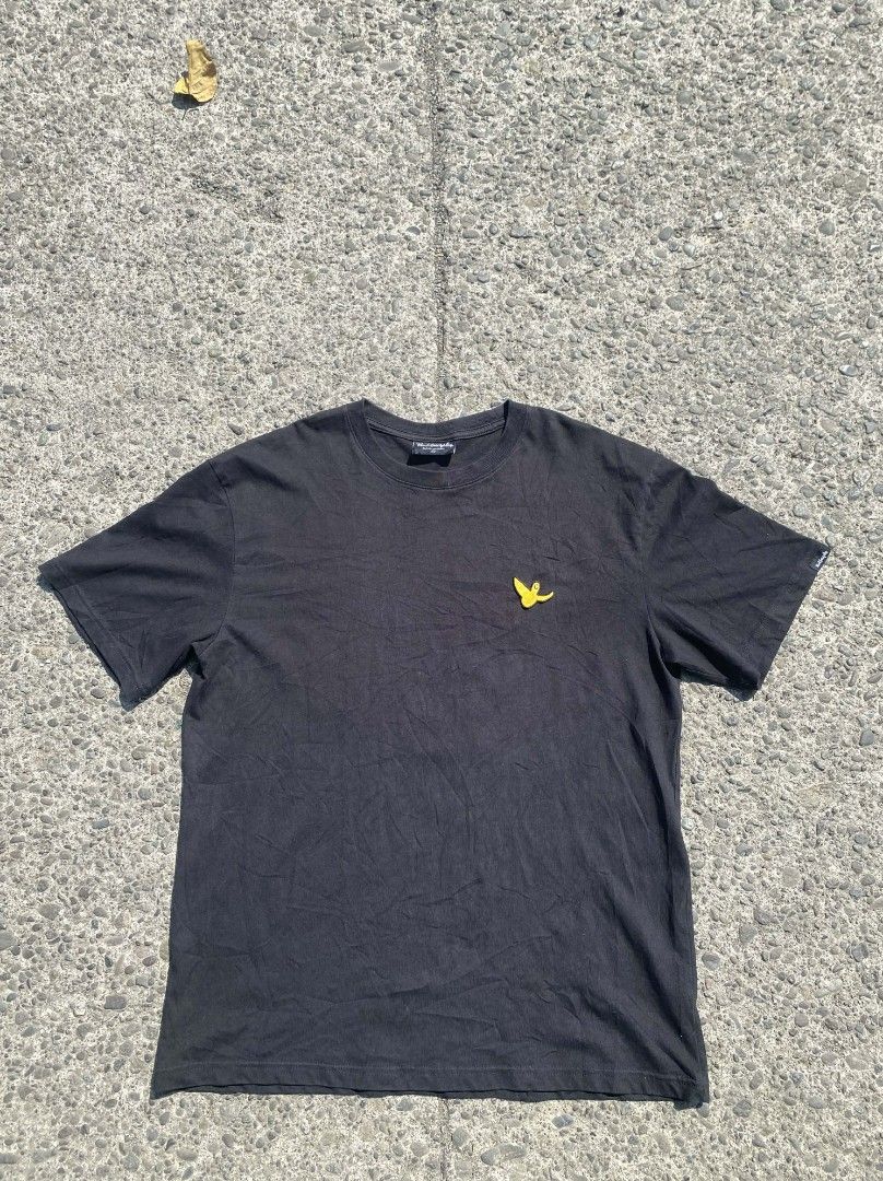 Mark Gonzales Black T-shirt (Category: Tshirts & Polo Shirts ) located in New Washington. Submitted by jaymerandr89270 (Listing ID 1433136789, Image 1). Description: - Mark Gonzales T-shirt - Size: M - Front: Small yellow logo - Back: White Mark Gonzales logo - Material: 100% (unspecified) - Condition: Good.