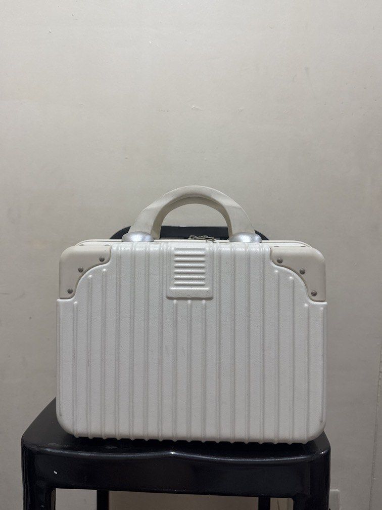 Mini Cream Hardcase Hand Carry Luggage (Category: Luggage) located in Quezon City. Submitted by gabe.preveyor (Listing ID 1433180722, Image 1). Description: .