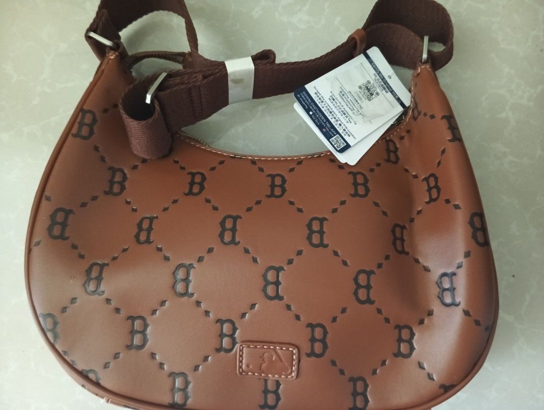 MLB New York Yankees Hobo Bag (Category: Tote Bags) located in Oroquieta. Submitted by vlcshoppe (Listing ID 1431429911, Image 2). Description: - Official New York Yankees logo - Stylish brown color - Secure zippered interior compartment - Convenient detachable strap - Durable, textured exterior material.