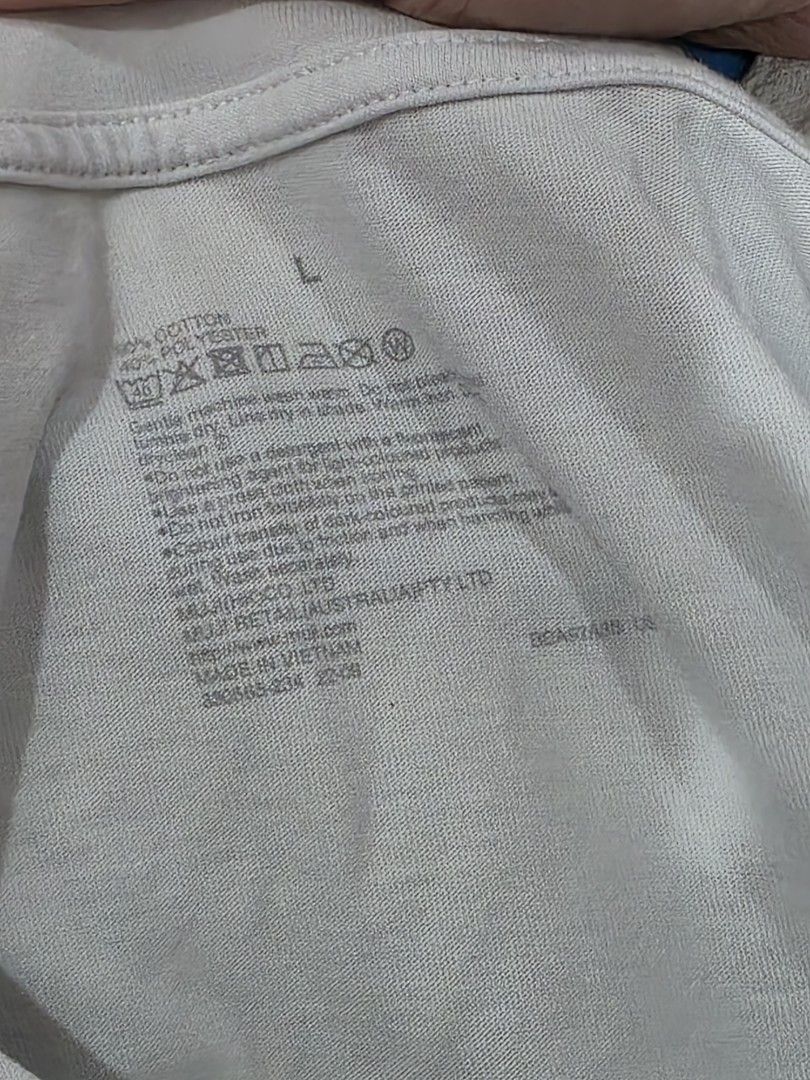 MUJI Cotton T-shirt (Category: Tshirts & Polo Shirts ) located in Valenzuela. Submitted by cbianx (Listing ID 1433111614, Image 3). Description: - White cotton t-shirt - Size: L - Features: Crew neck, short sleeves - Made in Vietnam - Fabric: 60% cotton, 40% polyester - Includes care instructions.
