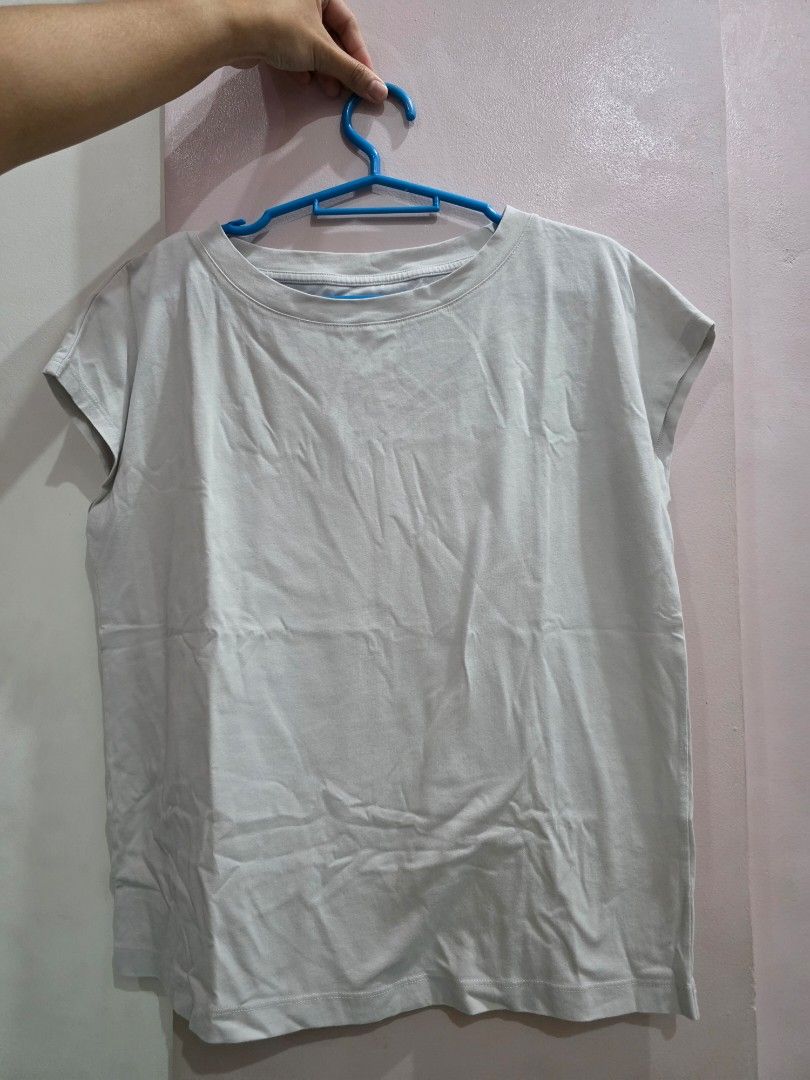 MUJI Cotton T-shirt (Category: Tshirts & Polo Shirts ) located in Valenzuela. Submitted by cbianx (Listing ID 1433111614, Image 1). Description: - White cotton t-shirt - Size: L - Features: Crew neck, short sleeves - Made in Vietnam - Fabric: 60% cotton, 40% polyester - Includes care instructions.