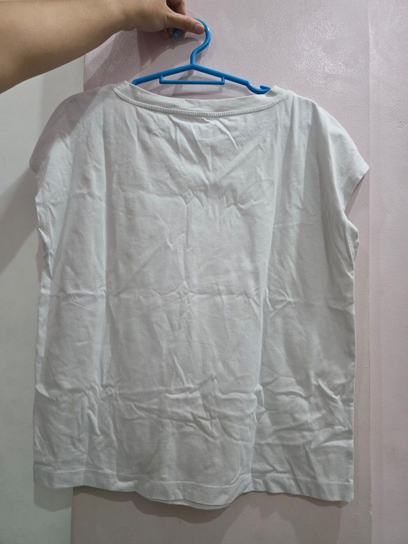 MUJI Cotton T-shirt (Category: Tshirts & Polo Shirts ) located in Valenzuela. Submitted by cbianx (Listing ID 1433111614, Image 2). Description: - White cotton t-shirt - Size: L - Features: Crew neck, short sleeves - Made in Vietnam - Fabric: 60% cotton, 40% polyester - Includes care instructions.