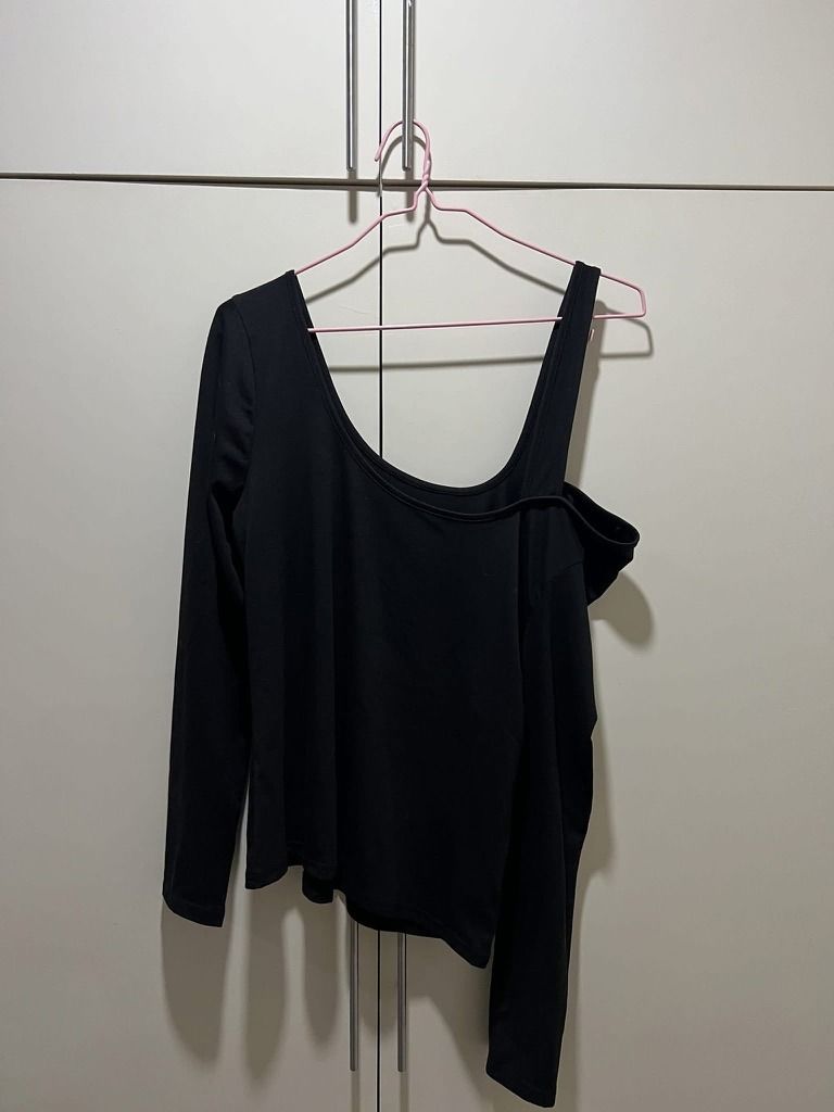 One-Shoulder Knit Top Black Longsleeves (Category: Longsleeves) located in Manila. Submitted by elkaysells (Listing ID 1433055300, Image 1). Description: One-Shoulder Knit Top Black Longsleeves • Stylish Size: Large.