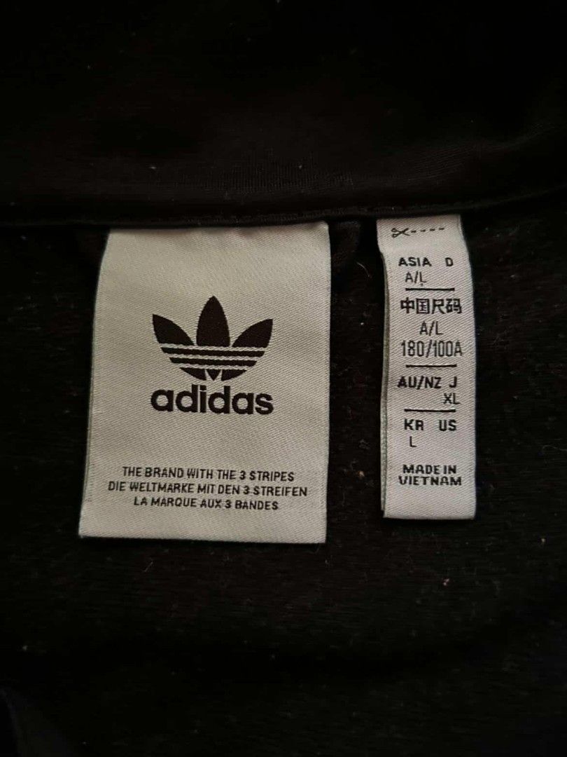 Original Adidas Windbreaker (Category: Activewear) located in Manila. Submitted by soapy_r (Listing ID 1433158301, Image 2). Description: size M, moderately used. original price: 5100.