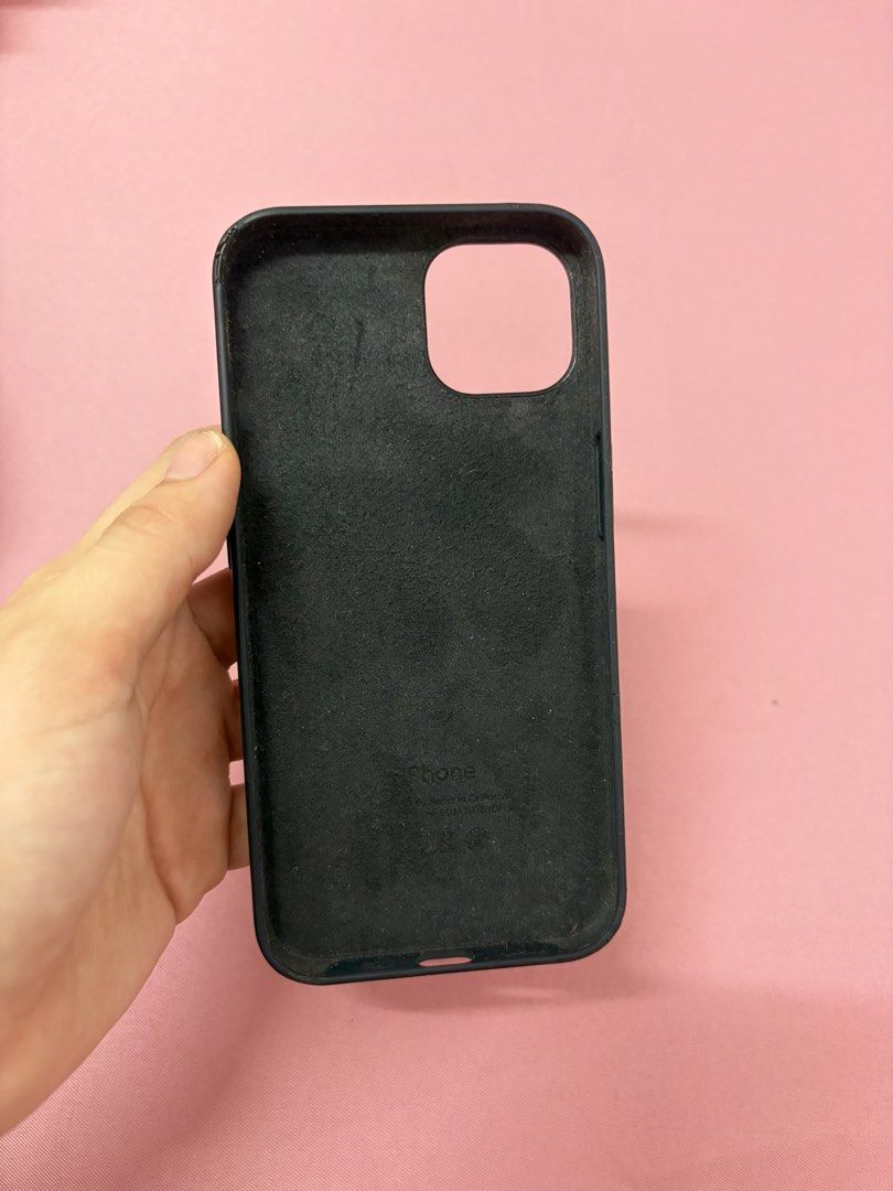 Original iPhone 13 Silicone Case with MagSafe - Midnight (Category: Cases & Sleeves) located in Binan City. Submitted by yakee777 (Listing ID 1433117612, Image 2). Description: Original Apple Case for iPhone 13 Excellent condition Original price is ₱3390.