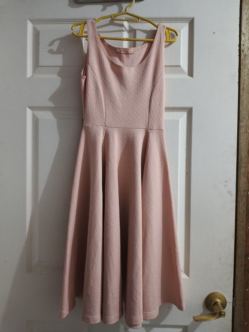 Peach A-Line Neoprene Midi Dress (Category: Dresses) located in Cainta. Submitted by shaye_declutters (Listing ID 1433010848, Image 1). Description: used thrice only super cute but grown out of this style size s on tag but slightly stretchy W: 24-30" B: 28-36" L: 38".