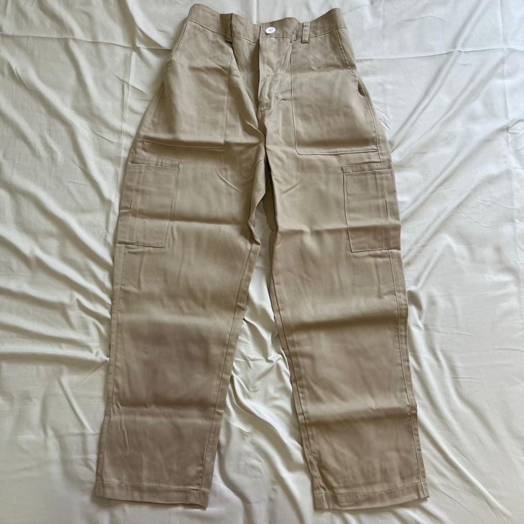 Preloved Celana Cargo Unisex (Coksu Size L) (Kategori: Bawahan) berada di Jakarta Selatan. Dikirim oleh chukaemida (ID iklan 1433028032, Gambar 1). Deskripsi: Prleoved Celana Cargo Unisex Beli di toko oren Warna Coksu Size L.