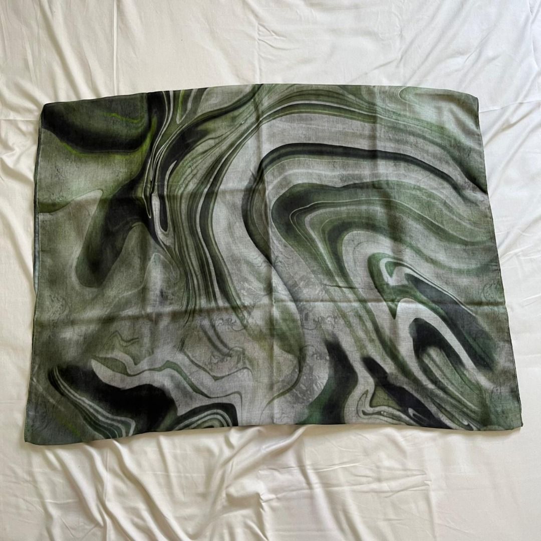 Preloved Voeveu Shawl Cotton Voal Lamine Tea (Kategori: Syal) berada di Jakarta Selatan. Dikirim oleh chukaemida (ID iklan 1433037269, Gambar 2). Deskripsi: Preloved Voeveu Shawl Cotton Voal Beli di toko oren indZELOVA Motif Lamine Tea Belum pernah dipakai, baru dicuci saja..
