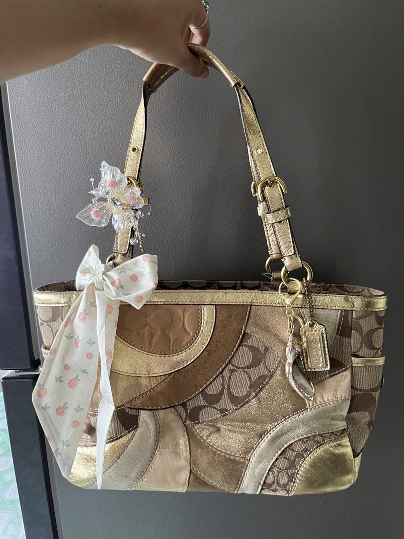 Rare Coach Patchwork Tote Bag (Category: Tote Bags) located in Bongabon. Submitted by daniii.v (Listing ID 1433096353, Image 1). Description: sign of usage faded gold leather paint sa handle.
