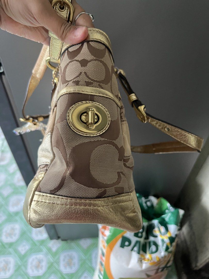 Rare Coach Patchwork Tote Bag (Category: Tote Bags) located in Bongabon. Submitted by daniii.v (Listing ID 1433096353, Image 3). Description: sign of usage faded gold leather paint sa handle.