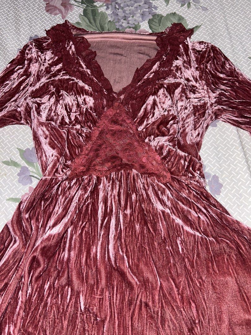 Red Velvet Longsleeve lace Top (Category: Longsleeves) located in Manila. Submitted by cheatea (Listing ID 1433180765, Image 2). Description: doing a closet clean out! only used one time MODE OF PAYMENT ⁃ GCASH ONLY MODE OF DELIVERY ⁃ J&T .
