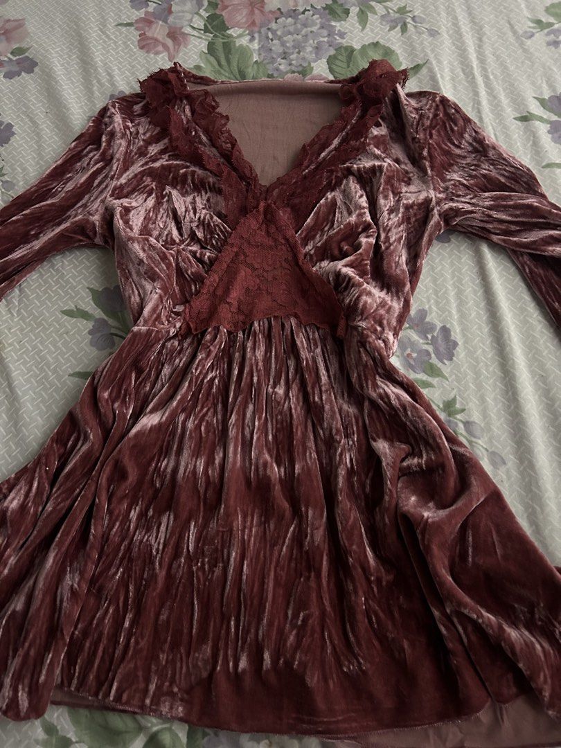 Red Velvet Longsleeve lace Top (Category: Longsleeves) located in Manila. Submitted by cheatea (Listing ID 1433180765, Image 1). Description: doing a closet clean out! only used one time MODE OF PAYMENT ⁃ GCASH ONLY MODE OF DELIVERY ⁃ J&T .