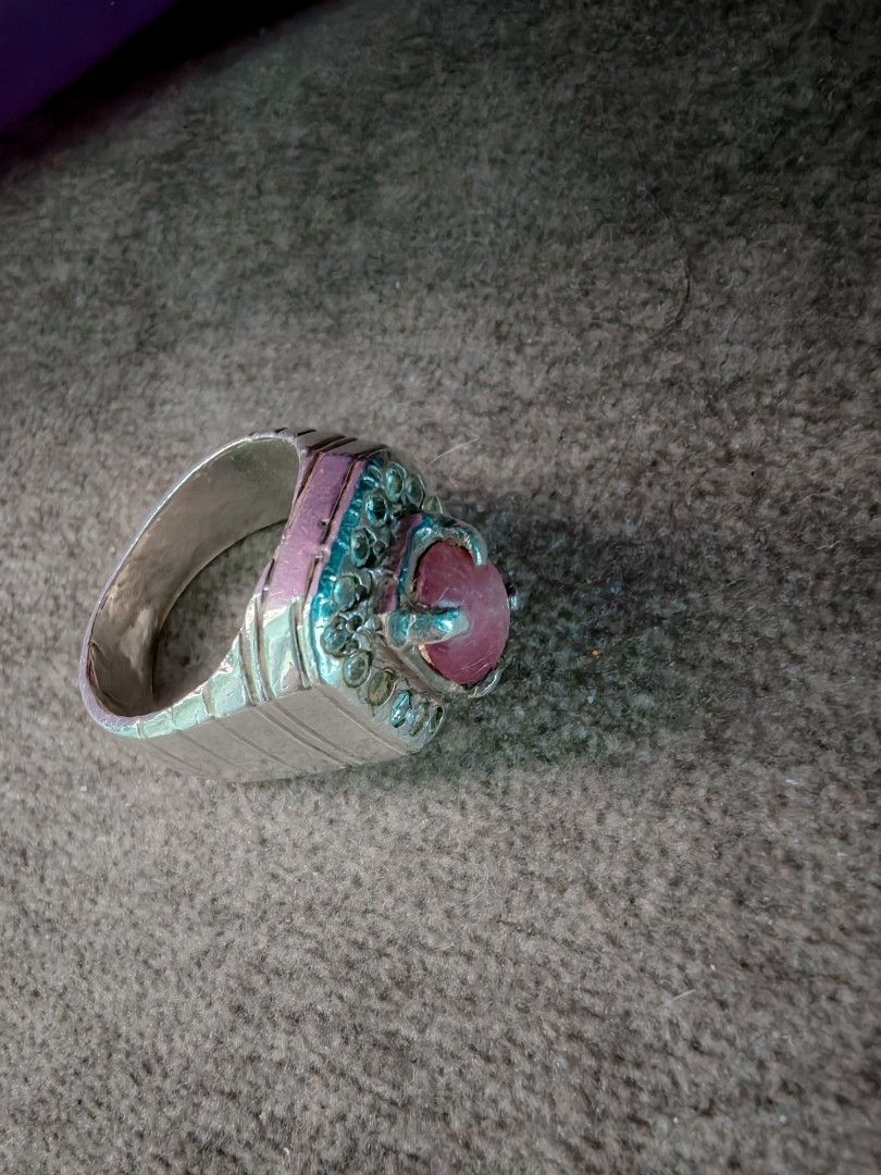 Ruby Gemstone Ring (Category: Accessories) located in Kepala Batas. Submitted by zhafrishukor (Listing ID 1433012527, Image 2). Description: - Ruby gemstone ring - Silver band - Features clear accent stones - Square face design - Detailed band - Statement piece - Ideal for special events - 2karat - saiz 15-16 -harga siap ejas saiz dan cuci -boleh runding lagi .