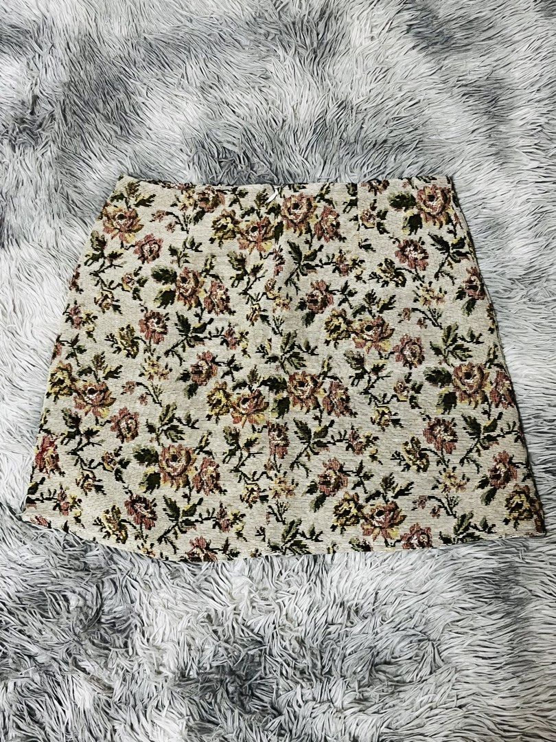SHEIN Floral Mini Skirt (Category: Skirts) located in Roxas. Submitted by lacerna_wears (Listing ID 1433026875, Image 2). Description: - SHEIN mini skirt - Size: L - Floral pattern - Zipper closure - Front split detail - Woven fabric - see 3rd photo for honest issue (barely noticeable).