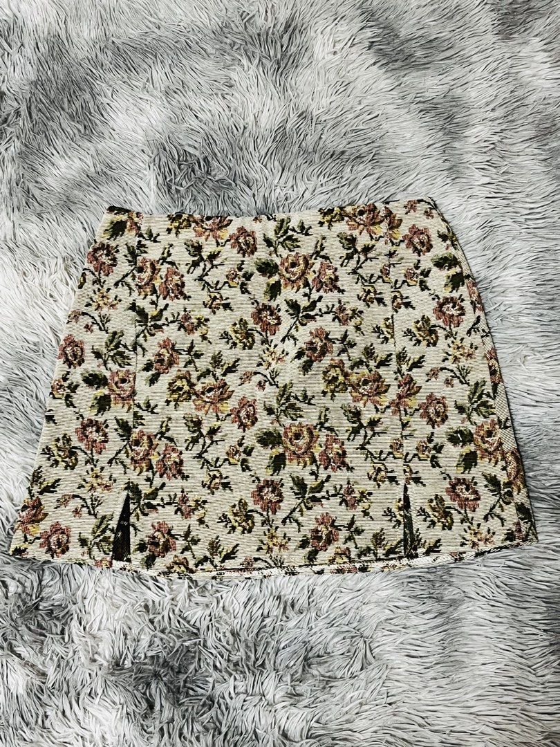 SHEIN Floral Mini Skirt (Category: Skirts) located in Roxas. Submitted by lacerna_wears (Listing ID 1433026875, Image 1). Description: - SHEIN mini skirt - Size: L - Floral pattern - Zipper closure - Front split detail - Woven fabric - see 3rd photo for honest issue (barely noticeable).