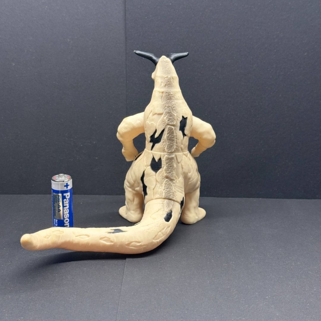 【SHIP FROM MALAYSIA】Bandai Ultraman Monster Kaiju Ultra 500 Series #05 Eleking w. Live Sign Spark Doll Sofubi Action Figure Toy Collection @ 2013 639 (Category: Toy Figures) located in Singapore. Submitted by hausoftoys.sg (Listing ID 1433018352, Image 3). Description: 【SHIP FROM MALAYSIA】Bandai Ultraman Monster Kaiju Ultra 500 Series #05 Eleking w. Live Sign Spark Doll Sofubi Action Figure Toy Collection @ 2013 639 * Brand: Bandai * Condition: 8