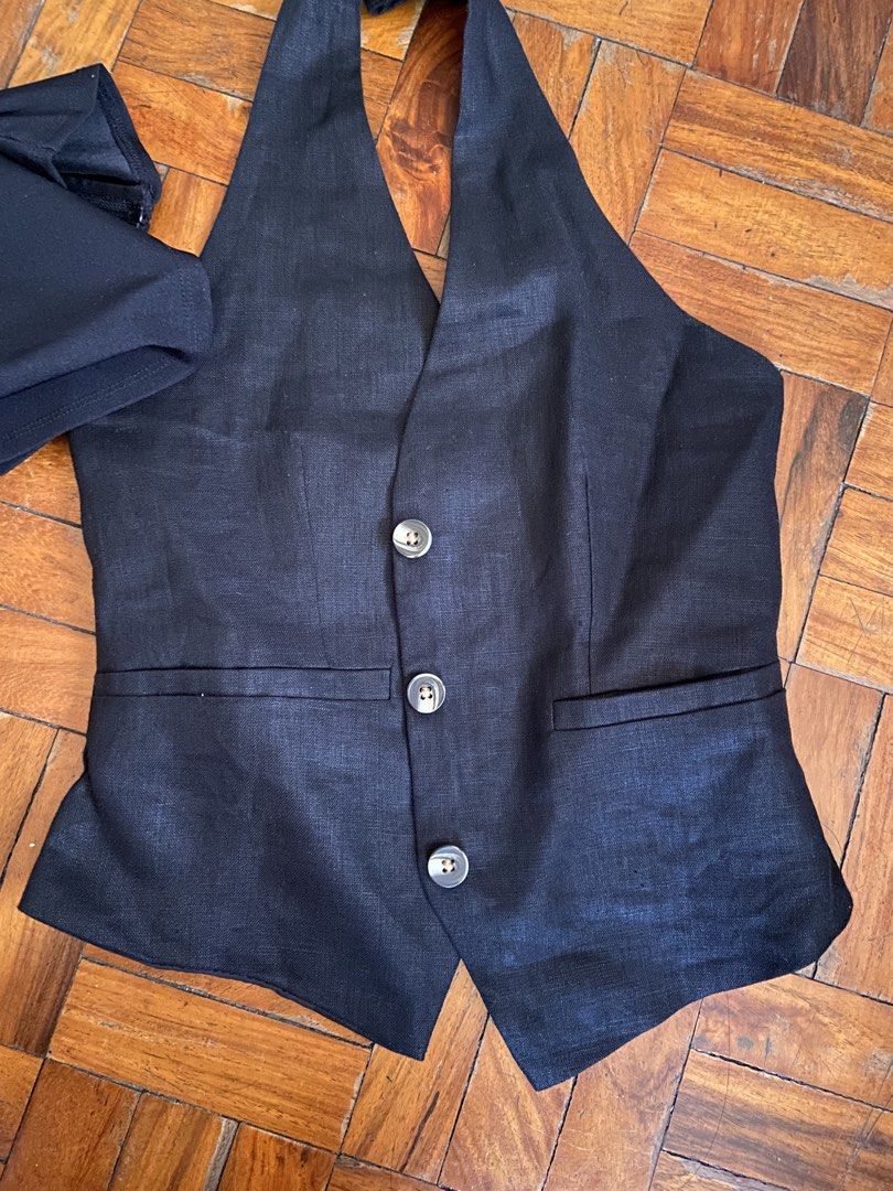 Shu Shi Halter linen top (Category: Sleeveless) located in Mandaluyong City. Submitted by decluttermyitems (Listing ID 1433008961, Image 1). Description: Used once Good as new No flaws Will keep than sell low :) Like zara editors market .