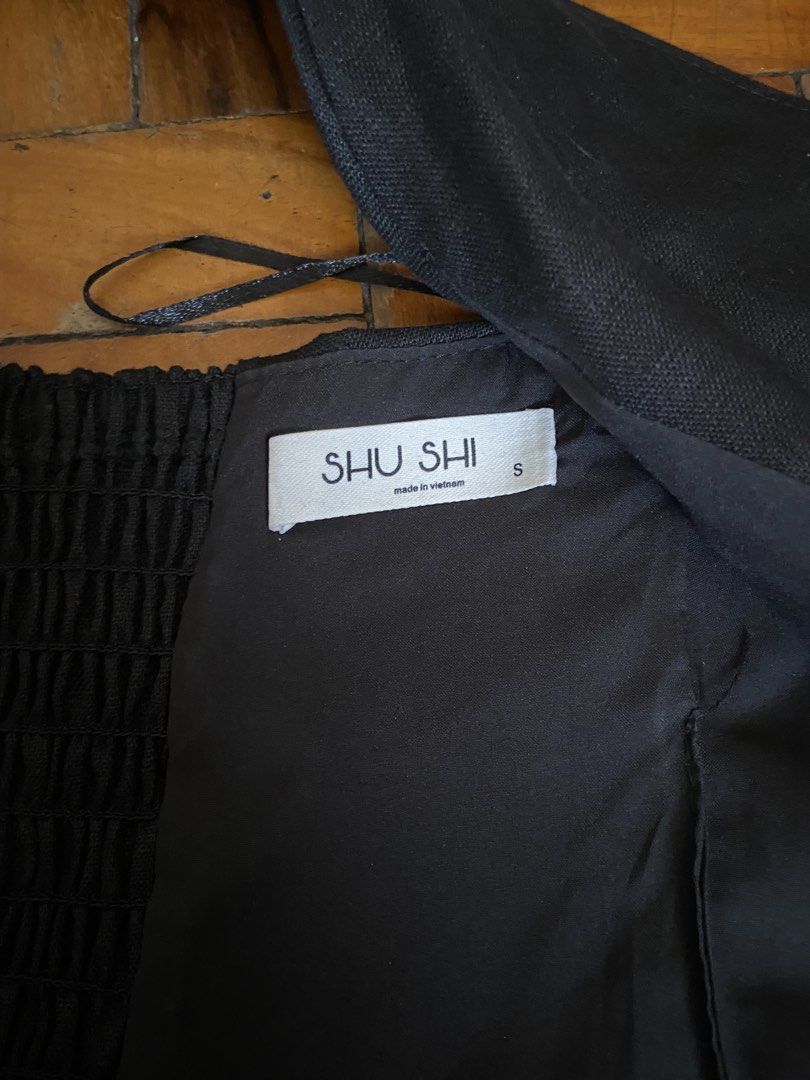 Shu Shi Halter linen top (Category: Sleeveless) located in Mandaluyong City. Submitted by decluttermyitems (Listing ID 1433008961, Image 3). Description: Used once Good as new No flaws Will keep than sell low :) Like zara editors market .