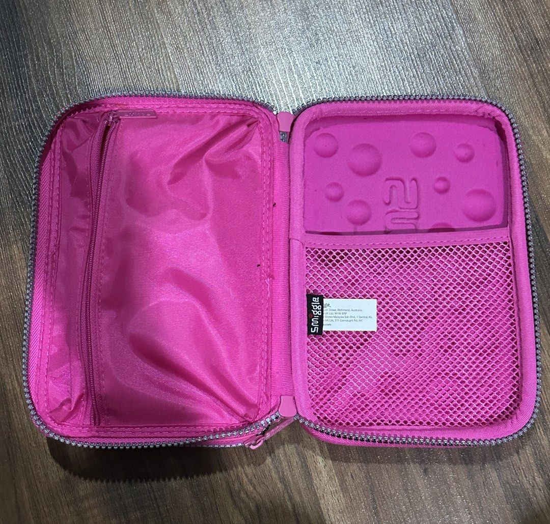 Smiggle Double Zip Pencil Case (Category: Stationery & School Supplies) located in Paranaque City. Submitted by margauxroj75587 (Listing ID 1433032830, Image 3). Description: - Smiggle pencil case - Colorful design - Double-zip closure - Multiple compartments - Mesh pocket - Elastic pen holders - Shiny, textured exterior - Pink interior - Matching pink zipper.