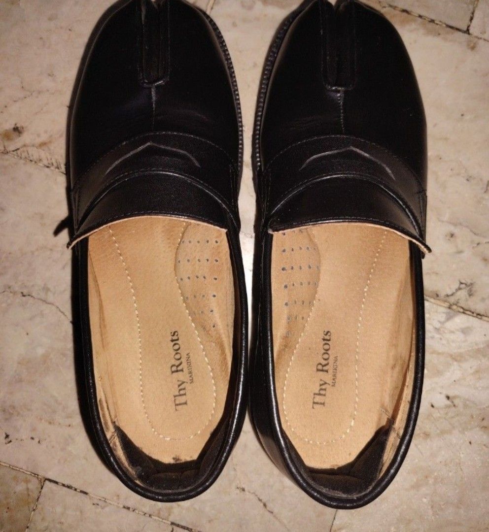 Thy Roots Travis Smooth Black Leather Shoes Tabis (Category: Casual Shoes) located in Muntinlupa City. Submitted by crioniscool (Listing ID 1433173047, Image 2). Description: - Thy Roots black leather shoes - Size: 10 (Men's), 43 EU, 28cm - Handcrafted in Marikina - Unique split-toe design - Branded insole Buyer will shoulder sf NEGOTIABLE.