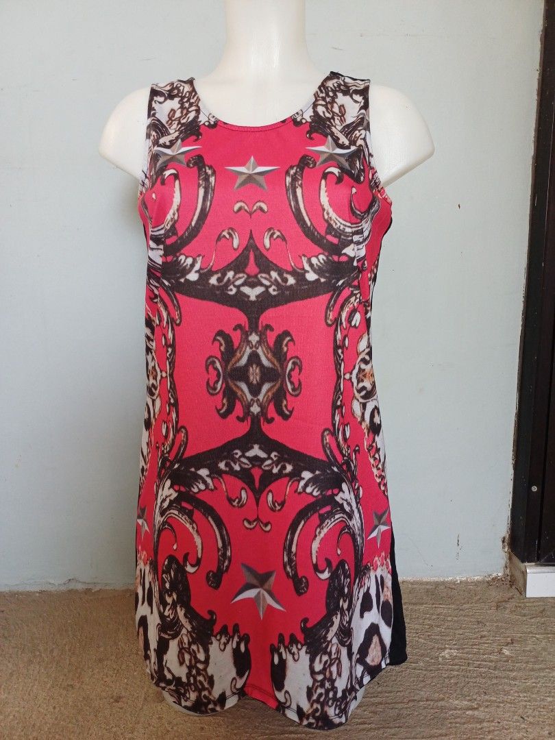 Tough Jeansmith Tank Top - Size M (Category: Sleeveless) located in Calasiao. Submitted by mamadang (Listing ID 1433038824, Image 1). Description: - Tough Jeansmith tank top - Size: M - Design: Unique mix of red, black, and white patterns - Features: Round neckline, sleeveless - Perfect for casual wear.